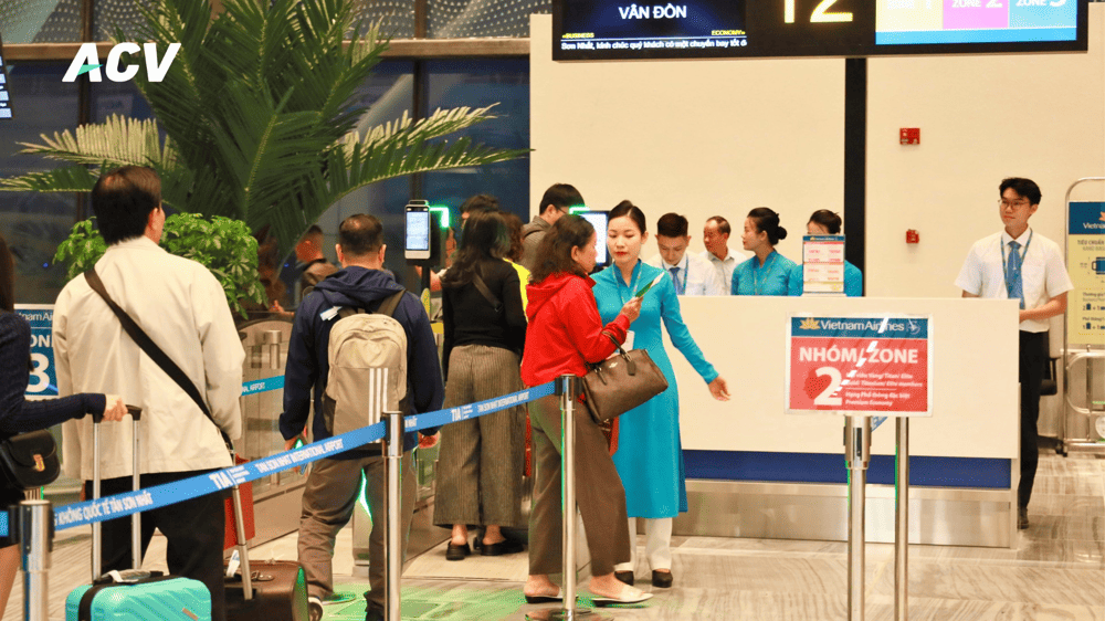 S&acirc;n bay Ph&ugrave; C&aacute;t l&agrave; một trong những s&acirc;n bay nhộn nhịp nhất khu vực Duy&ecirc;n hải Nam Trung Bộ (Nguồn: Tổng c&ocirc;ng ty cảng h&agrave;ng kh&ocirc;ng Việt Nam - CTCP)